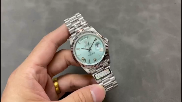 Rolex Day-Date 228236 Fluted Bezel Ice Blue Dial 40MM Mens Replica Watch - Image 2