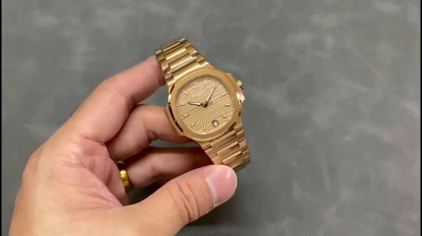 Replica Patek Philippe Nautilus 7118 1R 010 40mm Mens Watch - Image 2