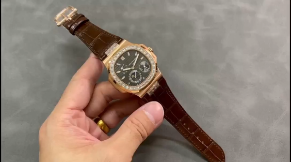 Replica Patek Philippe Nautilus 5724 001 40mm Mens Watch - Image 2