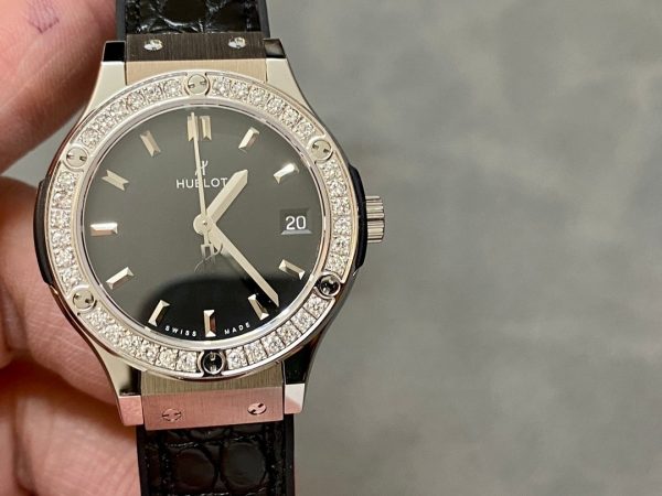 Hublot Classic Fusion 581.NX.1171.LR.1104 33mm Lady Watch - Image 3