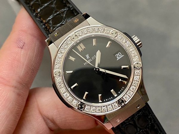 Hublot Classic Fusion 581.NX.1171.LR.1104 33mm Lady Watch - Image 4
