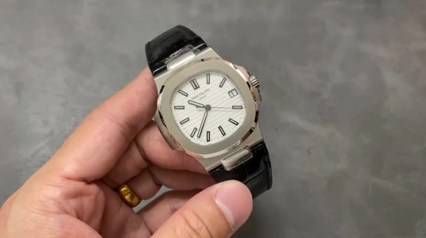 Patek Philippe Nautilus 5711 1A 40mm Mens Replica Watch - Image 2