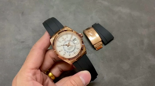 Rolex Sky Dweller 326235 42MM - Image 2