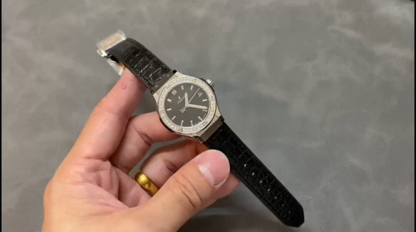 Hublot Classic Fusion 581.NX.1171.LR.1104 33mm Lady Watch - Image 2