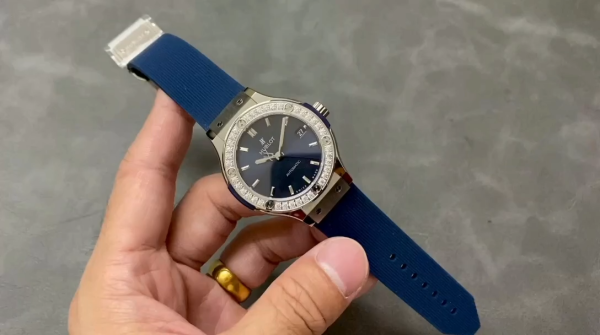 565.NX.7170.RX.1204 Hublot Classic Fusion Titanium Blue Diamonds - Image 2