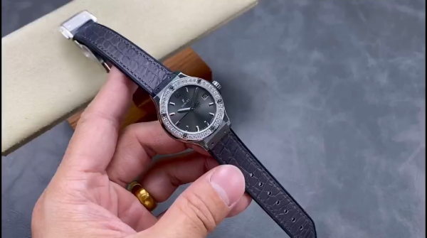 Hublot Classic Fusion 581.NX.7071.LR.1104 33mm Grey Lady Replica Watch - Image 2